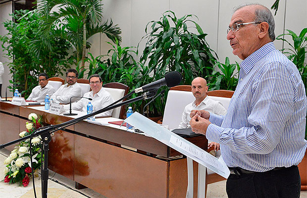 Humberto de la Calle, jefe de la delegación del gobierno nacional, explicando algunos cambios que incorpora el nuevo acuerdo de paz. Foto: Oficina del Alto Comisionado de Paz. renegociacion 1