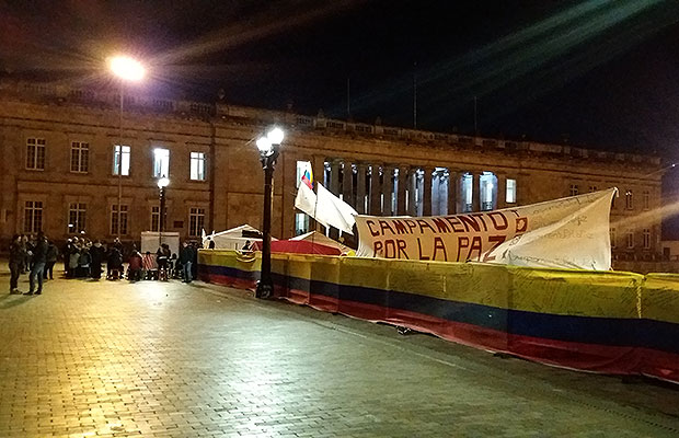 La Plaza de Bolívar, en el centro de Bogotá, se convirtió en el principal epicentro de respaldo a la salida negociada del conflicto, una vez se impuso el voto del No en el Plebiscito. Foto: Juan Diego Restrepo E. renegociacion 6